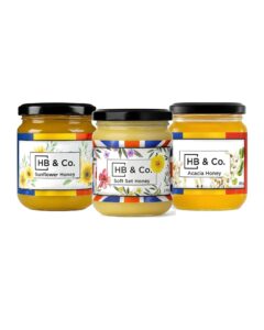 Vasetti di miele assortiti di HoneyBee & Co. con etichette floreali.