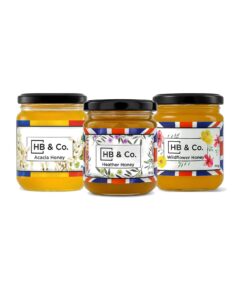 Vasetti di miele assortiti di HoneyBee & Co. con etichette floreali.