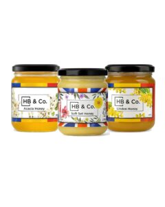 Vasetti di miele assortiti da HoneyBee & Co. con etichette floreali.