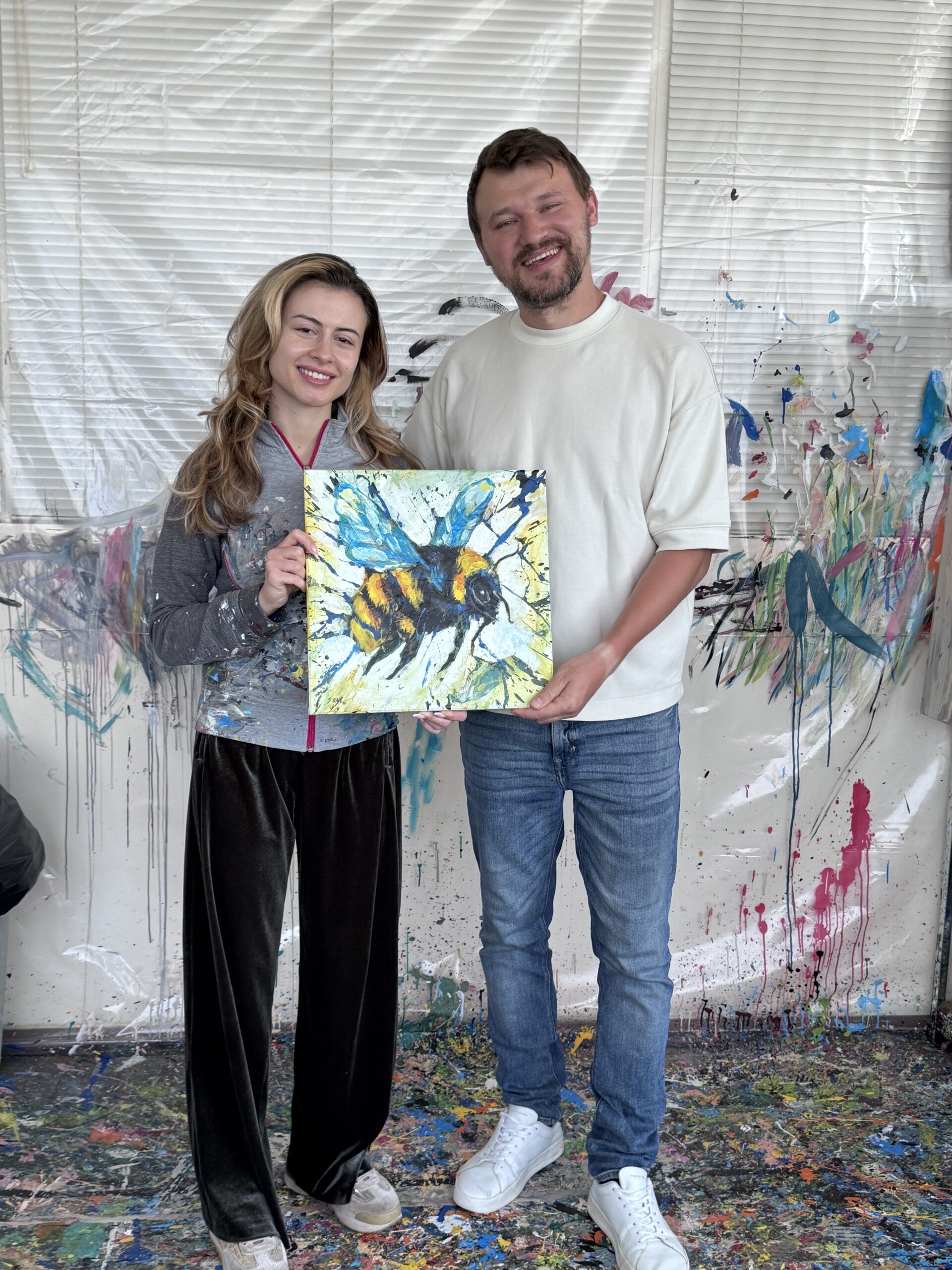 Il team HoneyBee and Co. con la livrea a forma di calabrone