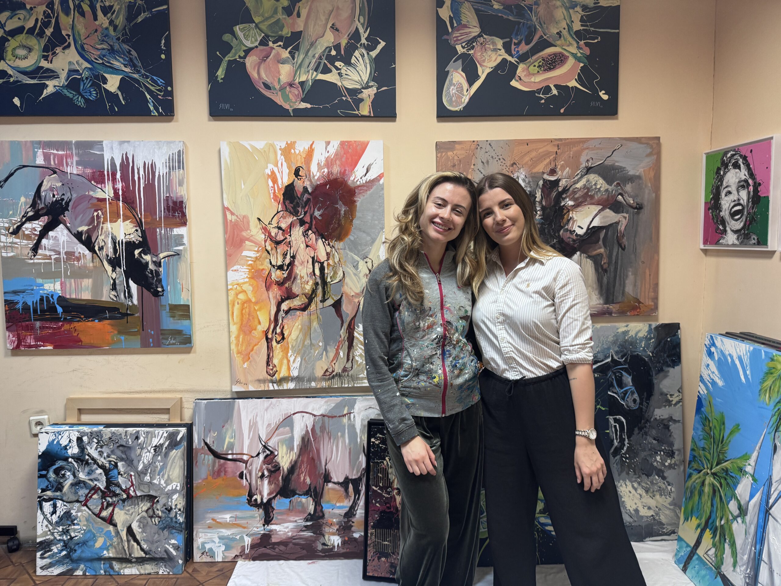 Dipinti originali di SILVI appesi alla parete dello studio